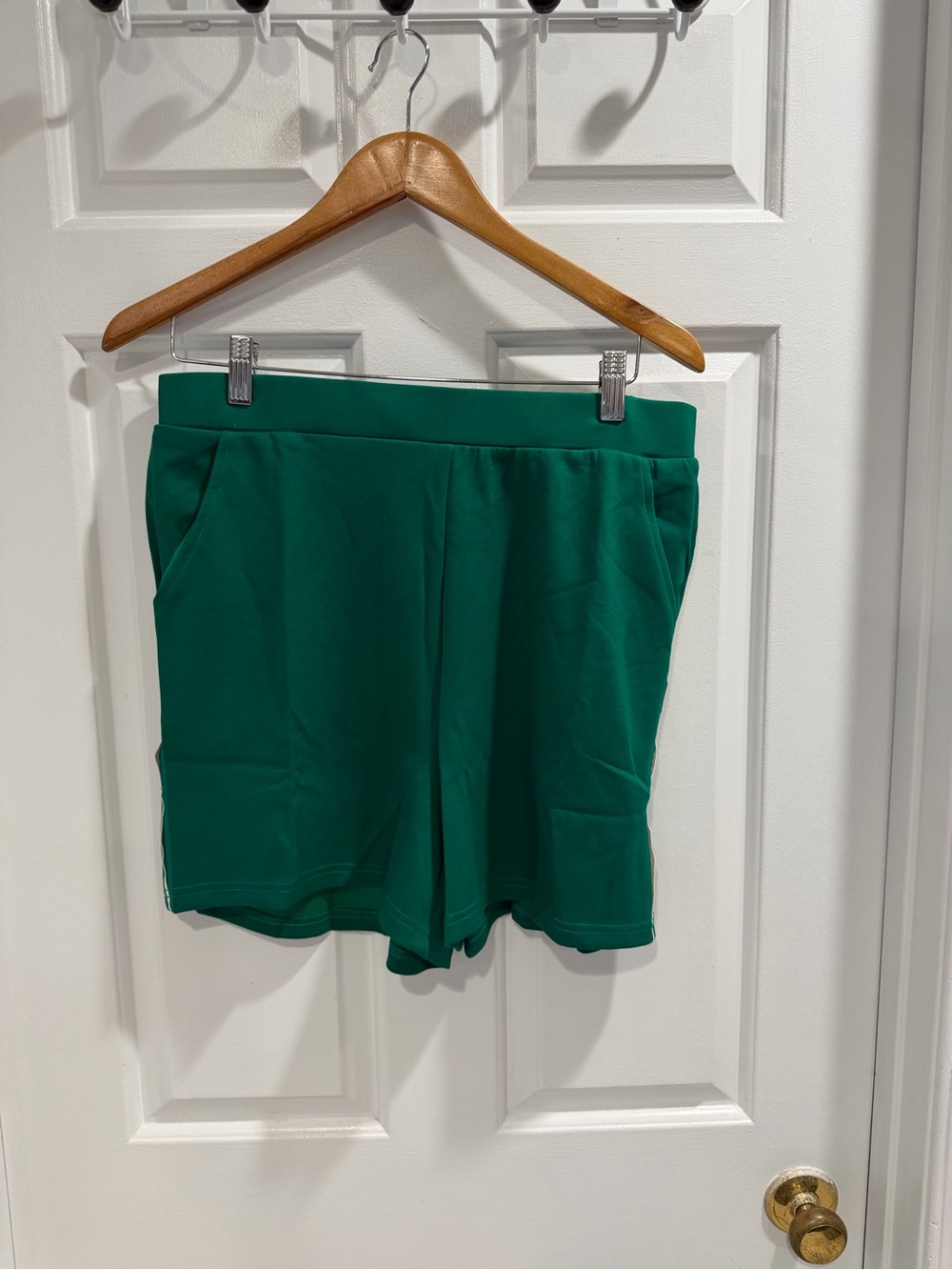 NWT Jodifl Boutique Kelly Green Pull-On Shorts w White Trim & Pockets Sz S M L